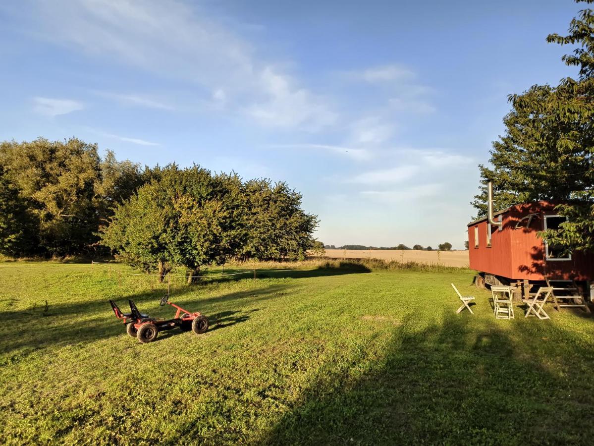 Schaeferwagen Auf Dem Biogut-Saalkow Hotel Gustow  Exterior photo